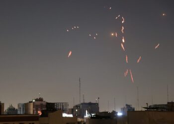 Κλιμάκωση χωρίς φρένα ανάμεσα Ιράν και Ισραήλ – Νεκροί, τραυματίες και φόβοι γενικευμένης σύρραξης