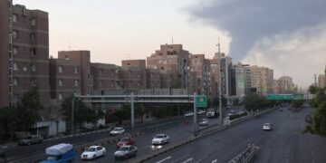 Η Τεχεράνη πνίγεται (πάλι) σε φλόγες, καπνούς και συντρίμμια