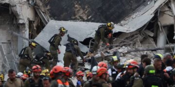 LIVE – Το Ισραήλ προειδοποιεί για νέο κύμα πυραύλων από το Ιράν καθώς ακούγονται εκρήξεις πάνω από το Τελ Αβίβ