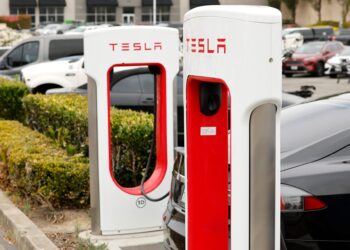 Μειώνονται οι πωλήσεις στην Ευρώπη για 5ο συνεχόμενο μήνα