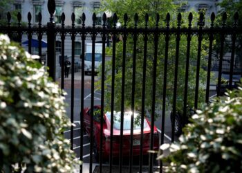 Ο Τραμπ σκέφτεται να ξεφορτωθεί και την κόκκινη Tesla