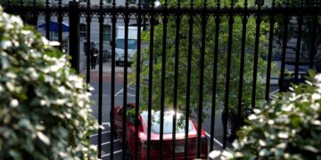 Ο Τραμπ σκέφτεται να ξεφορτωθεί και την κόκκινη Tesla