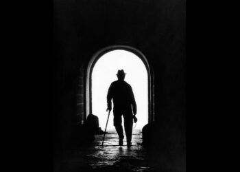 Βλέπετε κάποιον να έρχεται ή να φεύγει; Τι αποκαλύπτει η απάντησή σας για τον χαρακτήρα σας