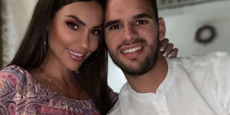 Ζέτα Θεοδωροπούλου: «Μη μου στέλνετε πού διακοπάρει ο πρώην σύζυγός μου, καλύτερα να στέλνετε…»