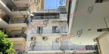 «Κάθε βράδυ εδώ και 1 εβδομάδα, το μωράκι κλαίει απεγνωσμένα στο μπαλκόνι» λέει γειτόνισσα του ζευγαριού που το άφησε έξω για να κοιμηθεί
