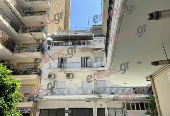 «Κάθε βράδυ εδώ και 1 εβδομάδα, το μωράκι κλαίει απεγνωσμένα στο μπαλκόνι» λέει γειτόνισσα του ζευγαριού που το άφησε έξω για να κοιμηθεί
