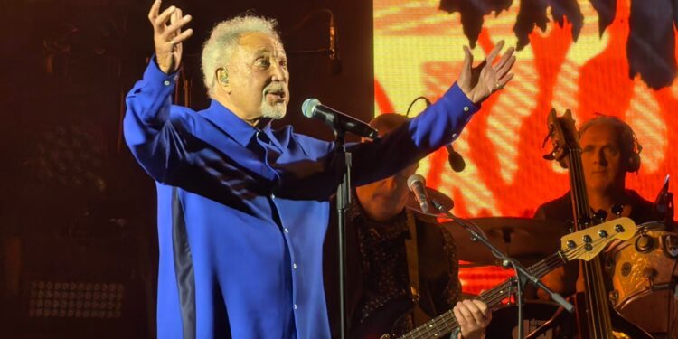 Ξετρέλανε το αθηναϊκό κοινό ο Tom Jones