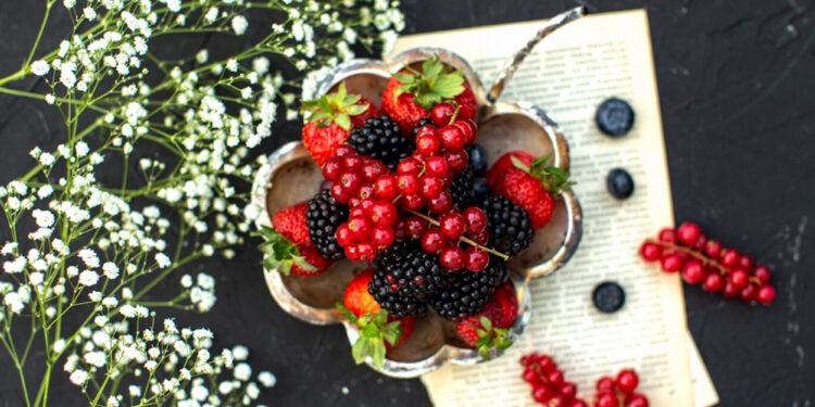 4 φρούτα που μπορούν να λειτουργήσουν ως «φυσικό αντίδοτο» στα ενοχλητικά συμπτώματα