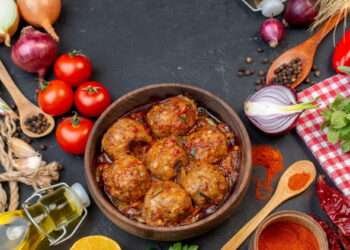 Συνταγή για πικάντικα κεφτεδάκια με ντομάτα και ξύδι βαλσάμικο