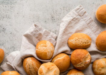 Η πιο εύκολη συνταγή για αφράτα σπιτικά ψωμάκια