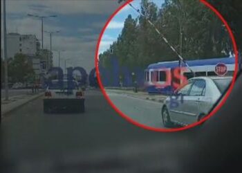 Πάτρα: Τρένο πέρασε φυλασσόμενη διάβαση με ανεβασμένες τις προστατευτικές μπάρες