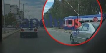 Πάτρα: Τρένο πέρασε φυλασσόμενη διάβαση με ανεβασμένες τις προστατευτικές μπάρες