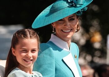 Κέιτ Μίντλετον – Πριγκίπισσα Σάρλοτ: Ασορτί με γαλάζια φορέματα