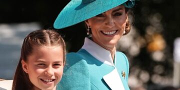 Κέιτ Μίντλετον – Πριγκίπισσα Σάρλοτ: Ασορτί με γαλάζια φορέματα