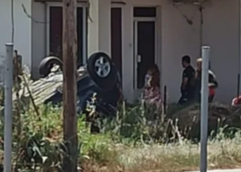 Αυτοκίνητο προσγειώθηκε σε αυλή σπιτιού