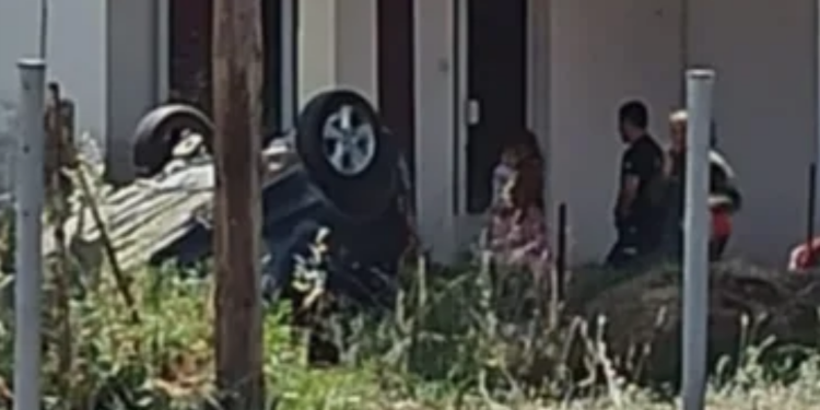 Αυτοκίνητο προσγειώθηκε σε αυλή σπιτιού