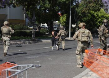 Ευχαριστώ την Εθνοφρουρά, πληρωμένοι οι ταραχοποιοί, απαγορεύονται οι μάσκες στους διαδηλωτές