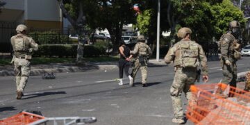 Ευχαριστώ την Εθνοφρουρά, πληρωμένοι οι ταραχοποιοί, απαγορεύονται οι μάσκες στους διαδηλωτές