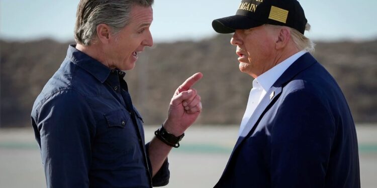 Στα «μαχαίρια» ο Τραμπ με τον Κυβερνήτη της Καλιφόρνια: «Είναι ανίκανος, θα έπρεπε να μου λέει ευχαριστώ»