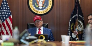 Τραμπ: Στην αίθουσα επιχειρήσεων του Λευκού Οίκου μετά την επίθεση στο Κατάρ