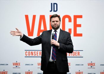 Μετά τις ύβρεις Τραμπ, η χυδαία χειρονομία του Τζέι ντι Βανς σε ομιλία στο Οχάιο (βίντεο)