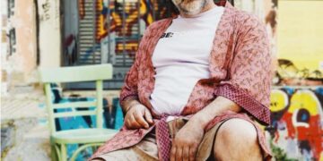 Η ανατρεπτική φωτογράφιση του ηθοποιού – Ποζάρει με κόκκινες γόβες και δικτυωτές κάλτσες