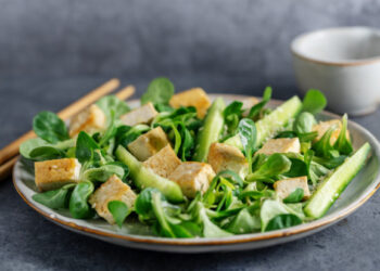 Συνταγή για σαλάτα με σπανάκι, κοτόπουλο, αβοκάντο και κατσικίσιο τυρί