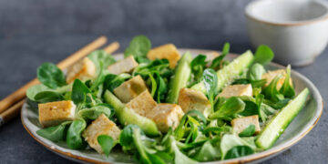 Συνταγή για σαλάτα με σπανάκι, κοτόπουλο, αβοκάντο και κατσικίσιο τυρί