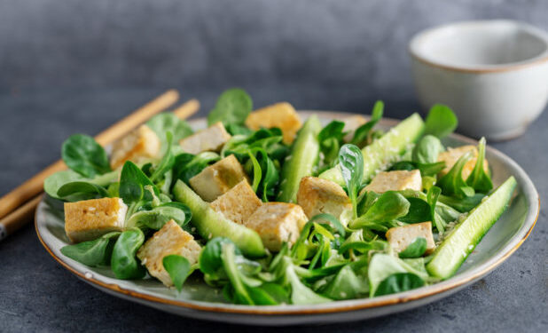 Συνταγή για σαλάτα με σπανάκι, κοτόπουλο, αβοκάντο και κατσικίσιο τυρί