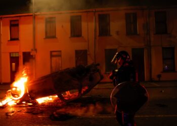 Δεύτερη νύχτα ταραχών στην Μπαλιμίνα μετά τη σεξουαλική επίθεση σε βάρος έφηβης