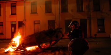 Δεύτερη νύχτα ταραχών στην Μπαλιμίνα μετά τη σεξουαλική επίθεση σε βάρος έφηβης