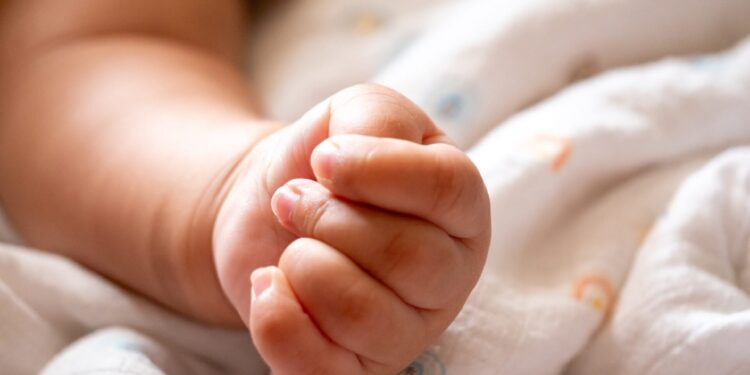 Θεσσαλονίκη: Ελεύθεροι οι γονείς που άφησαν το βρέφος μόνο του στο μπαλκόνι