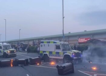 Δεύτερη νύχτα ταραχών στην πόλη Μπαλιμίνα