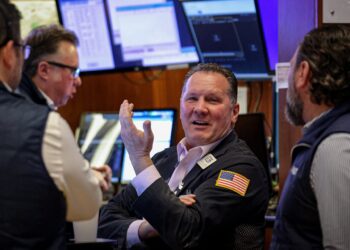 Wall Street: Άλμα 300 μονάδων για τον Dow Jones με το βλέμμα στην εκεχειρία Ιράν