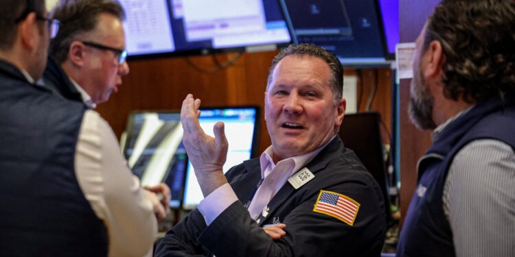 Wall Street: Άλμα 300 μονάδων για τον Dow Jones με το βλέμμα στην εκεχειρία Ιράν