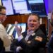 Wall Street: Άλμα 300 μονάδων για τον Dow Jones με το βλέμμα στην εκεχειρία Ιράν