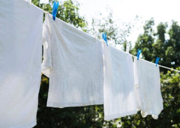 Σεντόνια: Ειδικοί προειδοποιούν όσους τα απλώνουν έξω για να στεγνώσουν