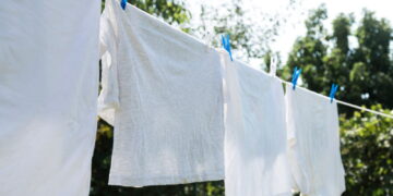 Σεντόνια: Ειδικοί προειδοποιούν όσους τα απλώνουν έξω για να στεγνώσουν