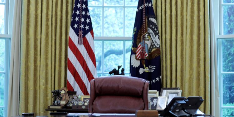 Ο Λευκός Οίκος δεν προχωρά σε απολύσεις στελεχών που συνδέονται με τον Έλον Μασκ, λένε πηγές