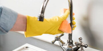 Το έξυπνο κόλπο από ειδικό για να λάμψουν με 1 φυσικό υλικό