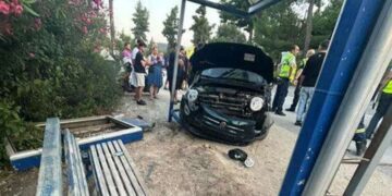 Μεθυσμένος και χωρίς δίπλωμα ο 19χρονος που έπεσε με το αυτοκίνητό του σε στάση λεωφορείου