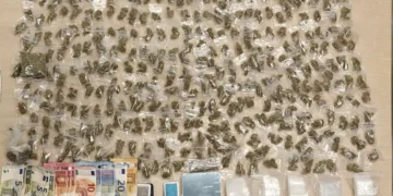 Χειροπέδες σε 25χρονο με εκατοντάδες συσκευασίες χασίς