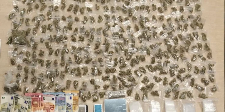 Χειροπέδες σε 25χρονο με εκατοντάδες συσκευασίες χασίς