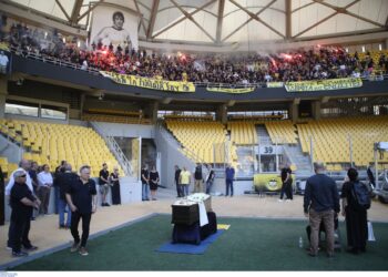 Τελευταίο αντίο στον Δημήτρη Χατζηχρήστο από χιλιάδες κόσμου μέσα στο γήπεδο της ΑΕΚ