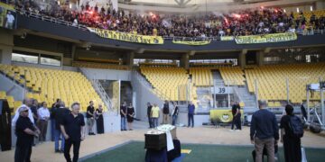 Τελευταίο αντίο στον Δημήτρη Χατζηχρήστο από χιλιάδες κόσμου μέσα στο γήπεδο της ΑΕΚ