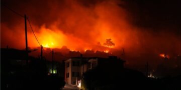 Chios under siege by fire – Battle with flames on three fronts, aerial units begin water drops
