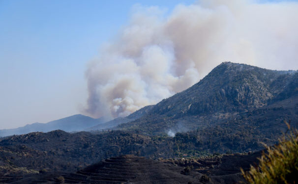 Μαίνεται για τρίτη συνεχόμενη ημέρα – Νέα μηνύματα από το 112, μάχη για να σωθούν τα Μαστιχοχώρια