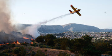 444 firefighters and 8 aircraft battle scattered hotspots in Chios – Vessa evacuated again