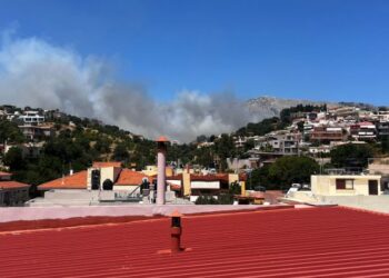 Μαίνεται η φωτιά στην Χίο: Διπλό μήνυμα από το 112 για εκκενώσεις οικισμών