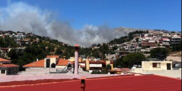 Μαίνεται η φωτιά στην Χίο: Διπλό μήνυμα από το 112 για εκκενώσεις οικισμών